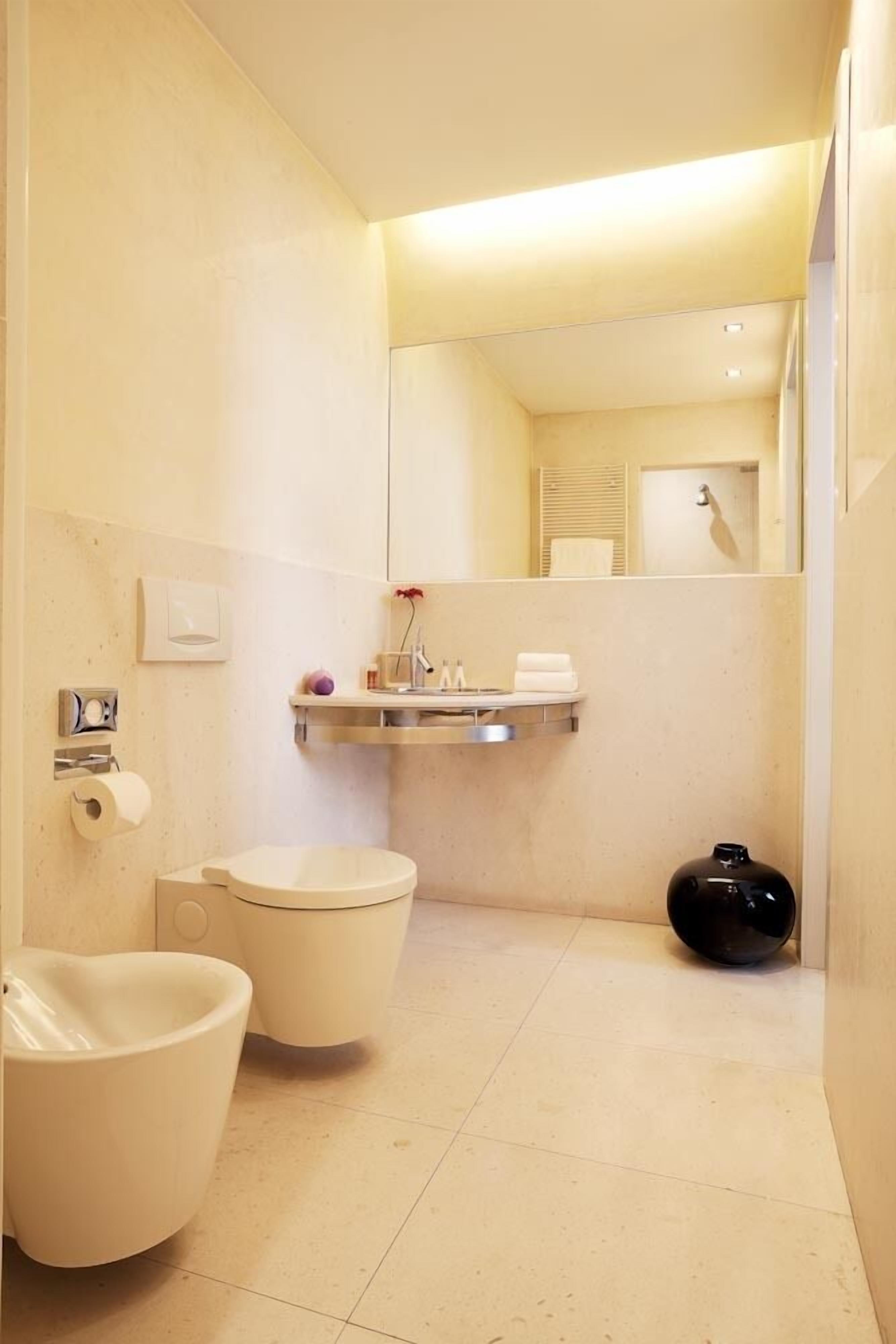 shower, rainfall showerhead, free toiletries, hair dryer