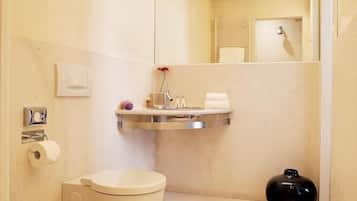 Douche, douche à « effet pluie », articles de toilette gratuits