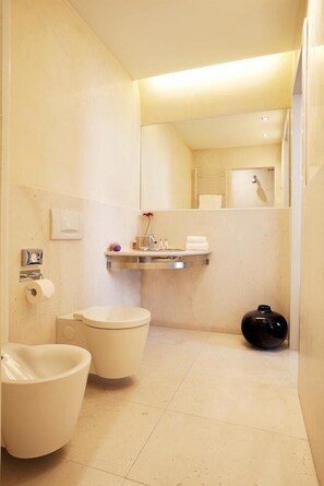 Shower, rainfall showerhead, free toiletries, hair dryer - Due Mori (Marostica)