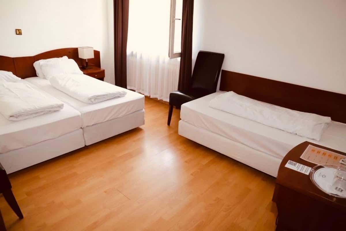 Dreibettzimmer | Schreibtisch, schallisolierte Zimmer, kostenloses WLAN, Bettwäsche