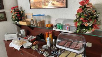 Tägliches Frühstücksbuffet gegen Gebühr
