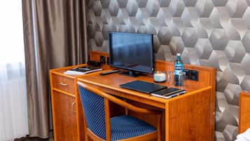 Habitación individual básica | Caja de seguridad en la habitación y escritorio