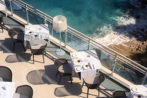 2 restaurantes; se sirven desayunos, comidas y cenas