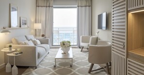 Suite – deluxe, sjøutsikt | Minibar, safe på rommet, skrivebord og skrivebord for bærbar PC