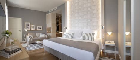 Un dormitorio moderno con una cama grande, mesitas de noche, un armario y una estantería empotrada.