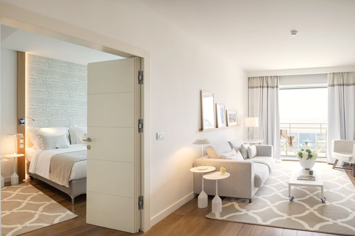 deluxe suite, sea view | living area | plasma tv, pay films