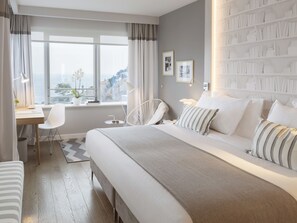 Habitación clásica, vistas al mar | Minibar, caja fuerte, escritorio y espacio para trabajar con un portátil