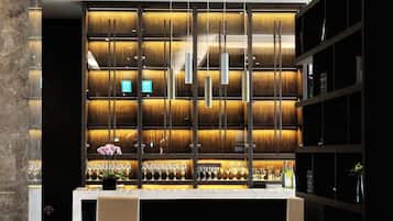3 restaurants, breakfast, lunch, dinner served; international cuisine