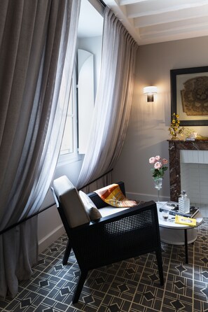 Suite – junior | Minibar, safe på rommet, skrivebord og blendingsgardiner