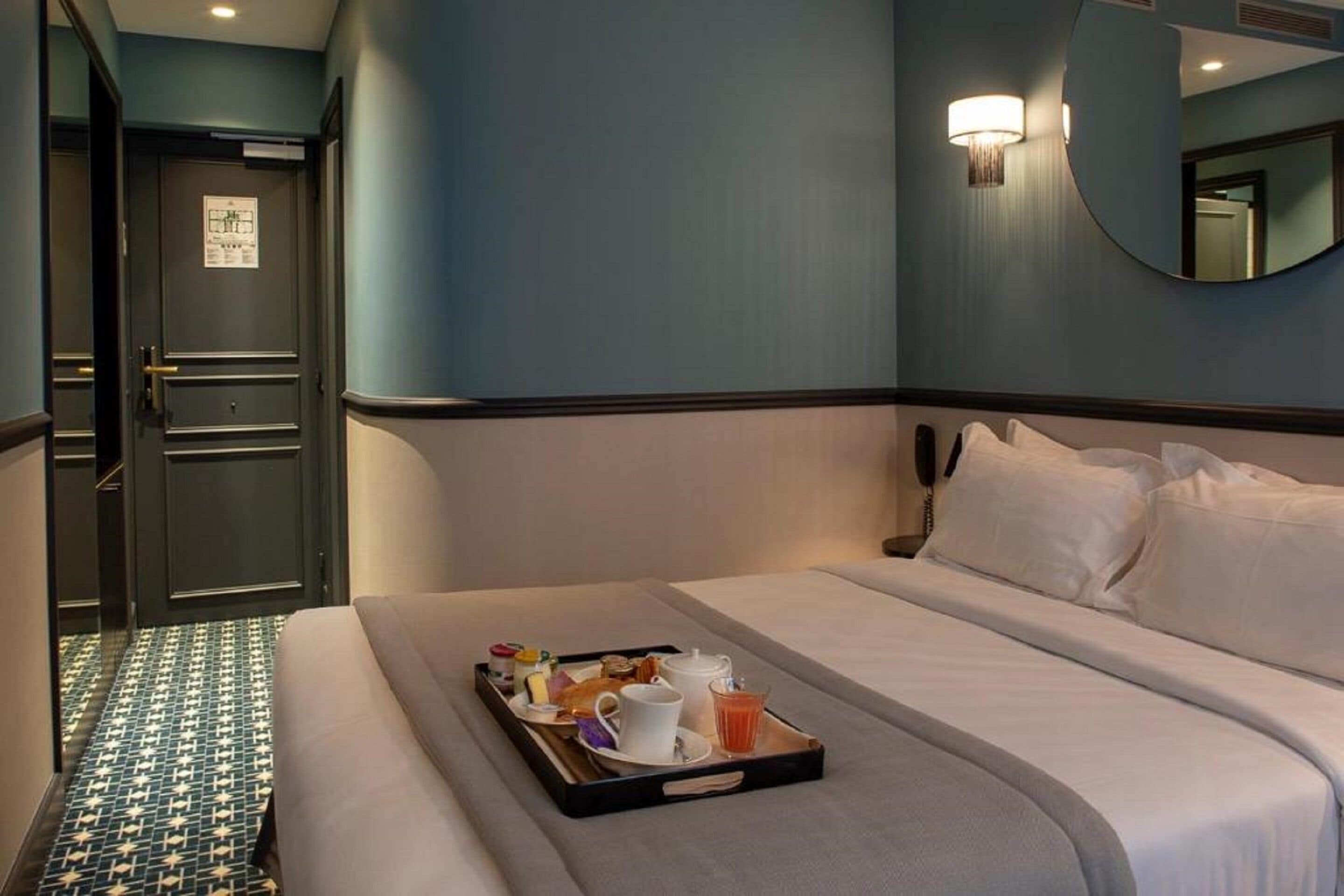 classic double room, 1 double bed | minibar, in-room safe, desk, blackout curtains