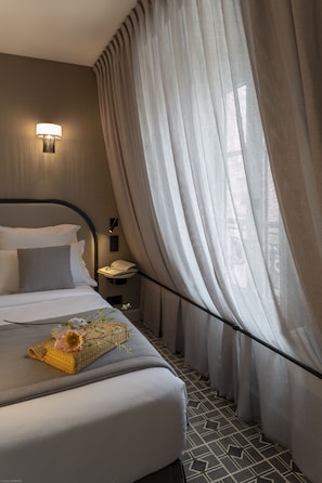 Junior Suite | Minibar, in-room safe, desk, blackout drapes - Lenox Montparnasse Hotel (Paris)