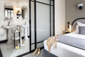 Junior Suite | Minibar, in-room safe, desk, blackout drapes - Lenox Montparnasse Hotel (Paris)