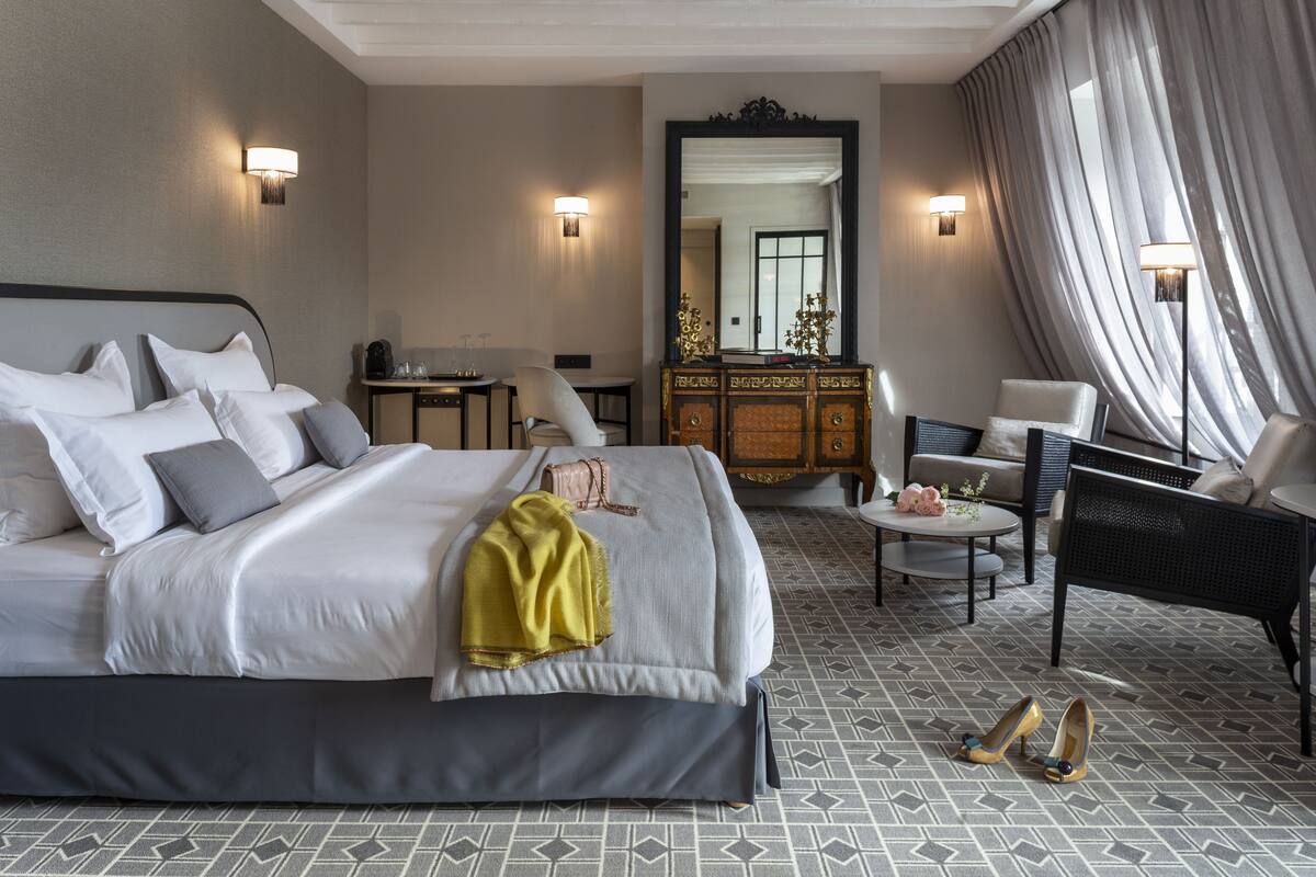 Junior Suite | Minibar, in-room safe, desk, blackout drapes