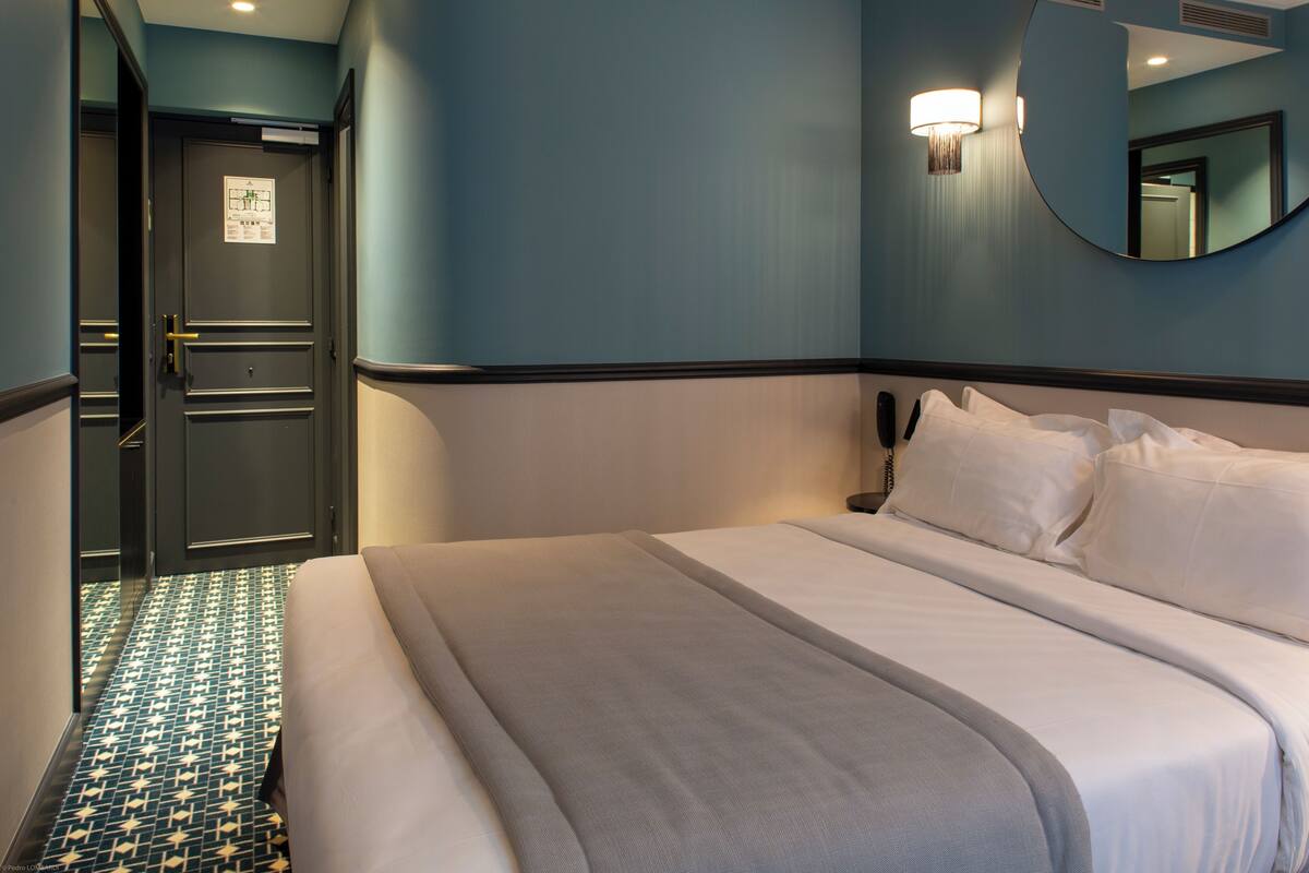 Minibar, safe på rommet, skrivebord og blendingsgardiner