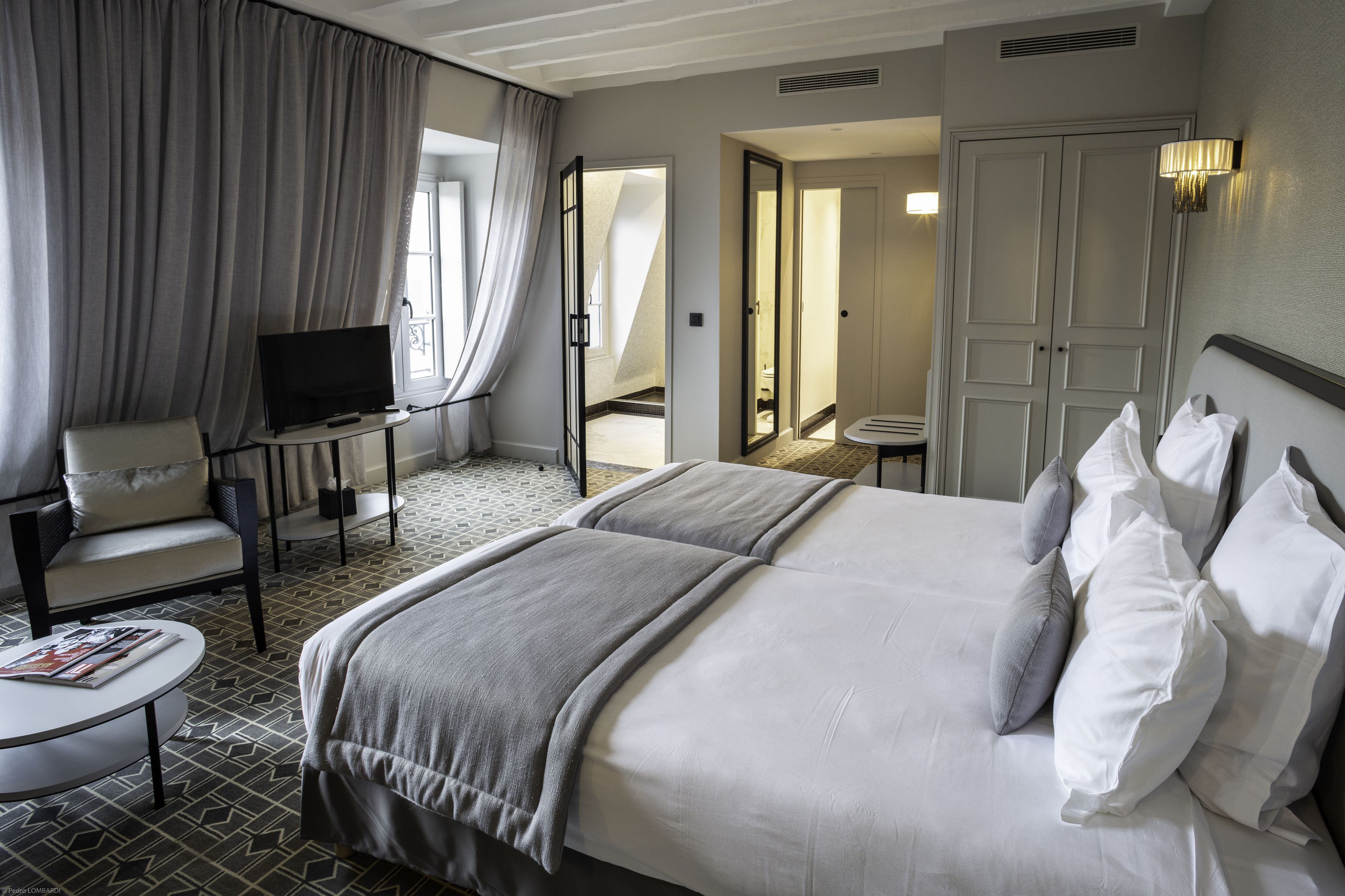 junior suite | minibar, in-room safe, desk, blackout curtains