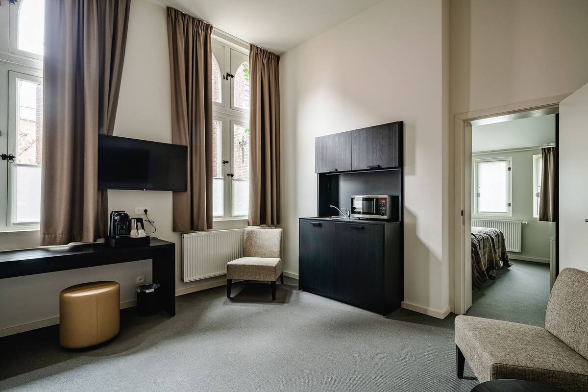 Bureau, rideaux dâobscurcissement, système dâinsonorisation