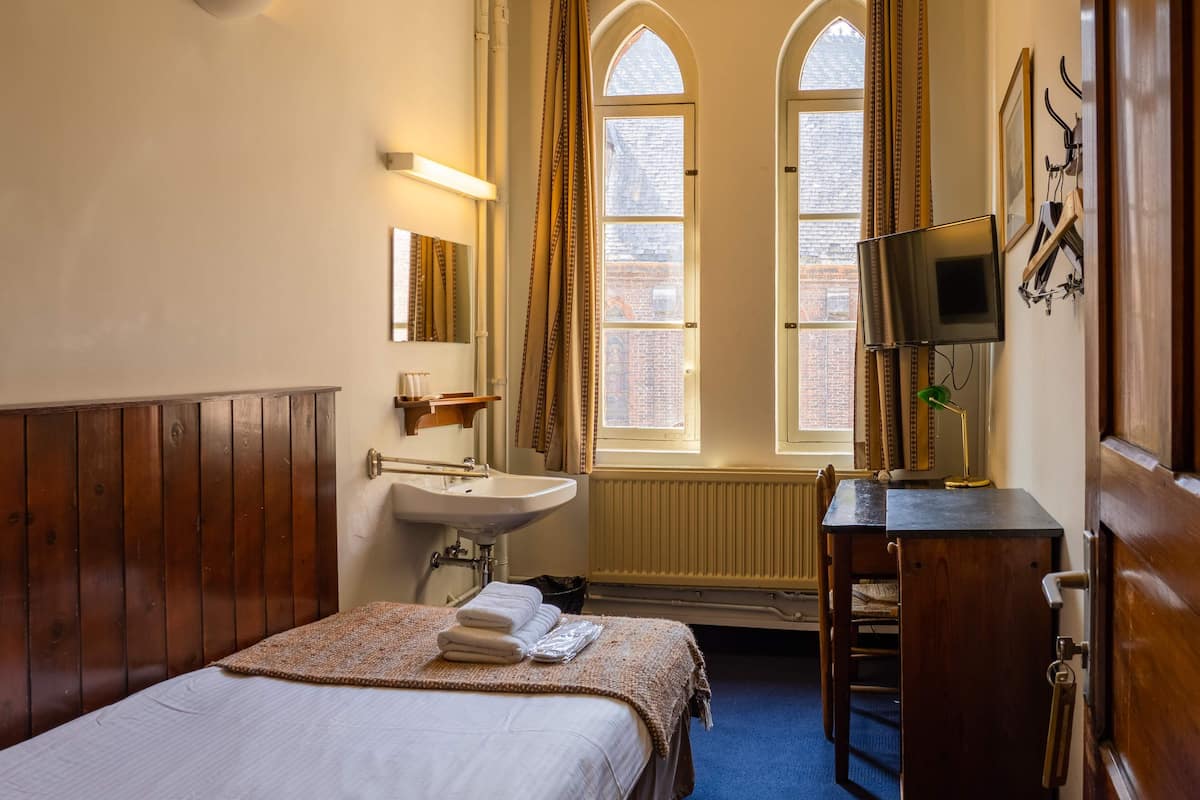 Basic Single Room, 1 Single Bed, Shared Bathroom