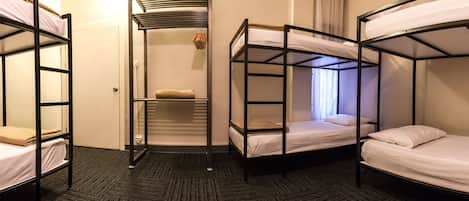 Dormitorio compartido, dormitorio mixto (8 Person) | Colchones con acolchado adicional y tabla de planchar con plancha