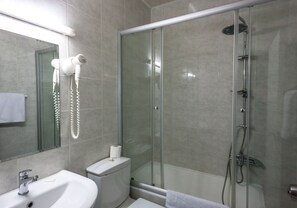 Double Room | Bathroom | Hair dryer - Cordial House Hotel (Istanbul)