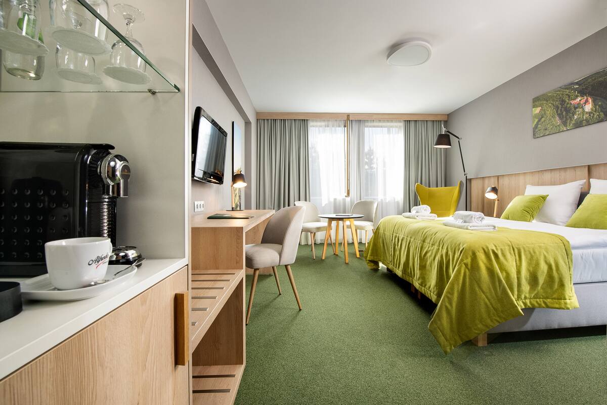 Habitación doble superior | Camas Select Comfort, caja de seguridad en la habitación y escritorio