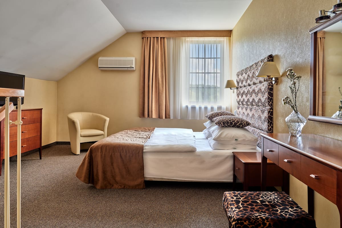 Standard Studio | Select Comfort beds, in-room safe, desk, iron/ironing board