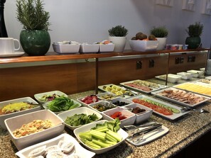 Daily buffet breakfast (PLN 49 per person)
