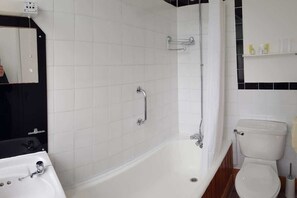 Articles de toilette gratuits, sèche-cheveux, serviettes fournies