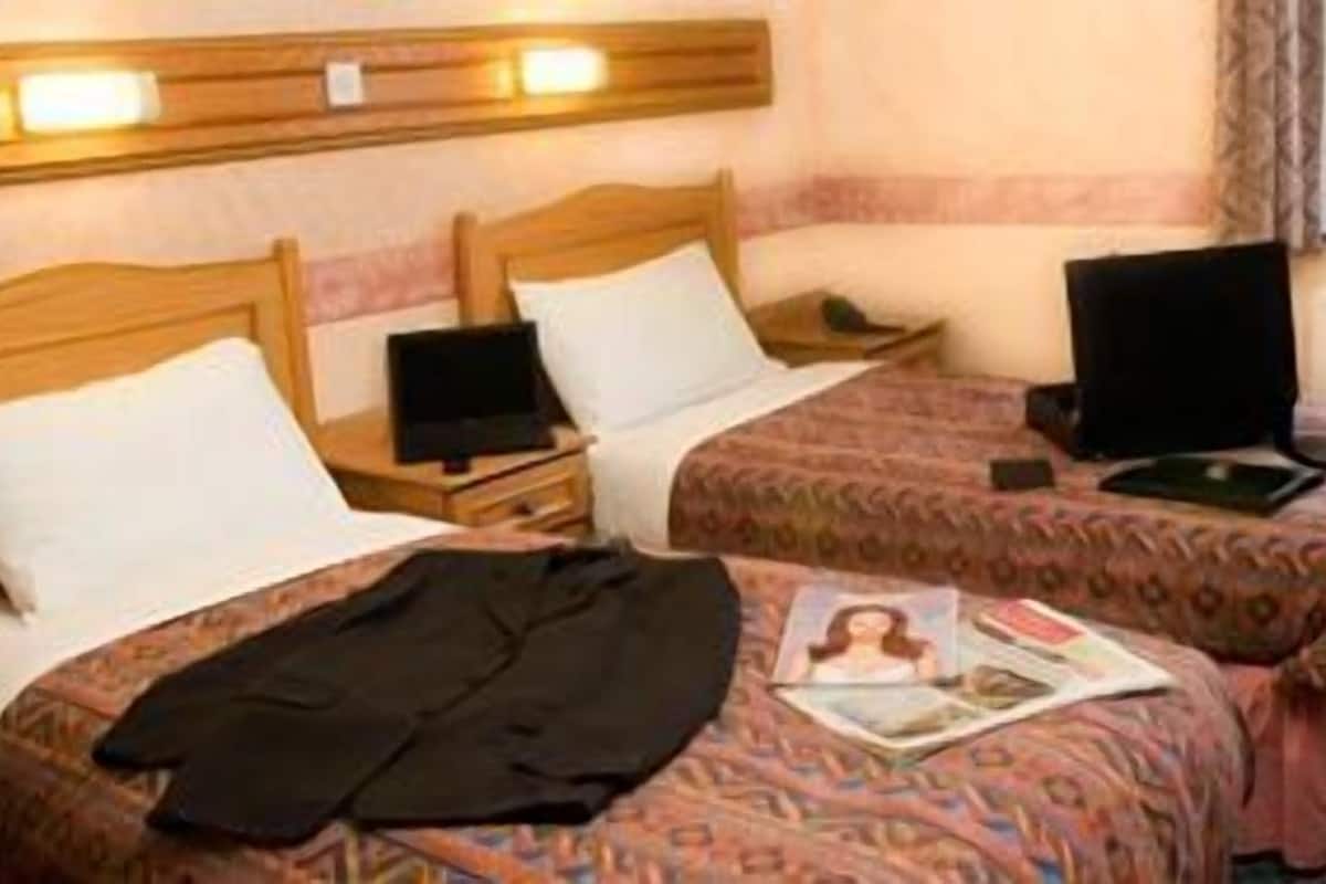 Twin Room | Iron/ironing board (on request), WiFi (free), bed sheets