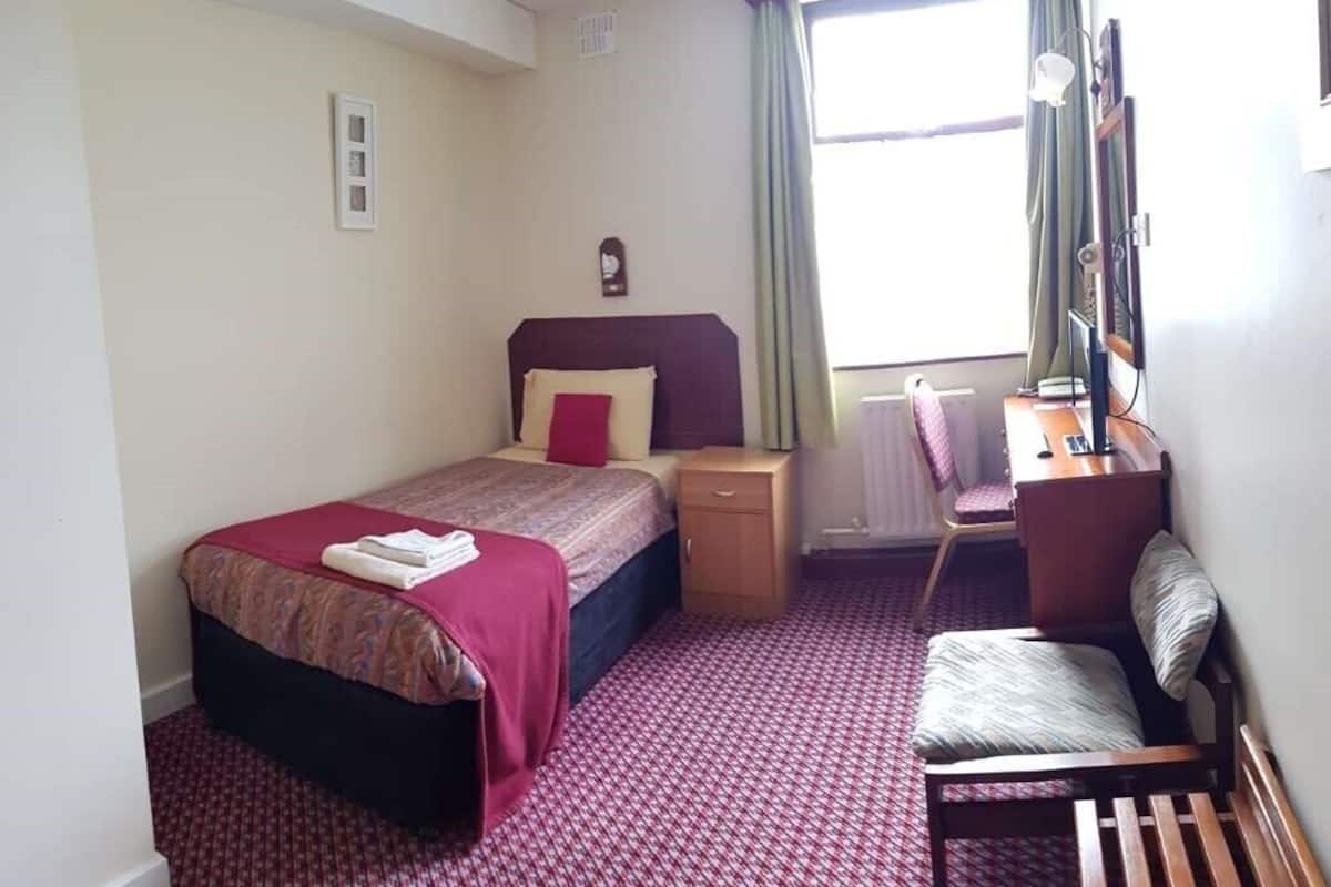 Single Room | Iron/ironing board (on request), WiFi (free), bed sheets