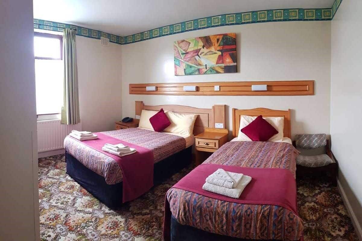 Chambre Triple | Fer et planche Ă repasser, Wi-Fi gratuit, draps fournis