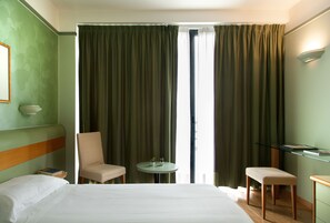 Sengetøy av topp kvalitet, dundyner, minibar og safe på rommet