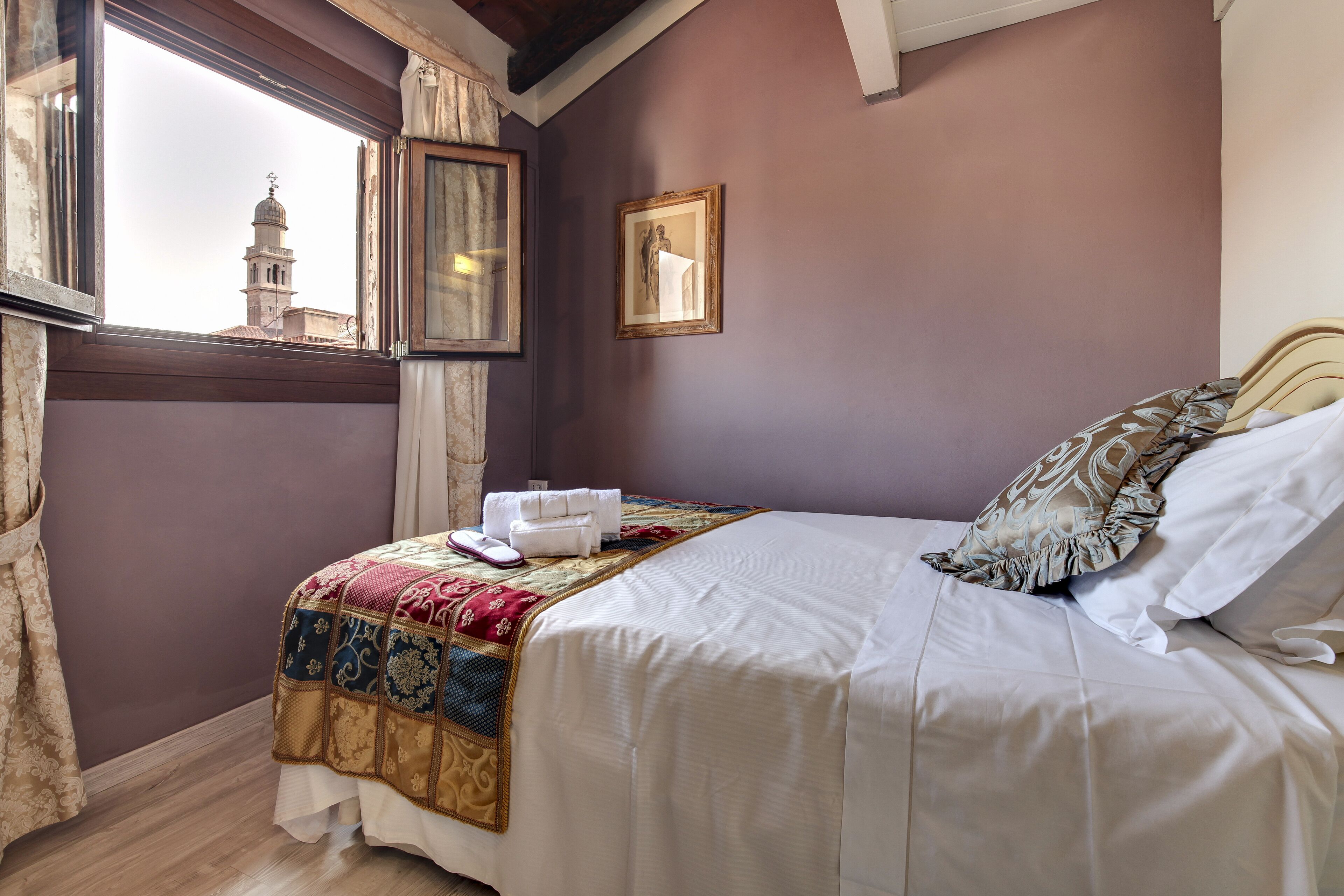 Selimut bulu angsa, brankas, Wi-Fi gratis, dan seprai linen