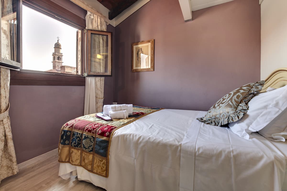 In-room safe, free WiFi, bed sheets