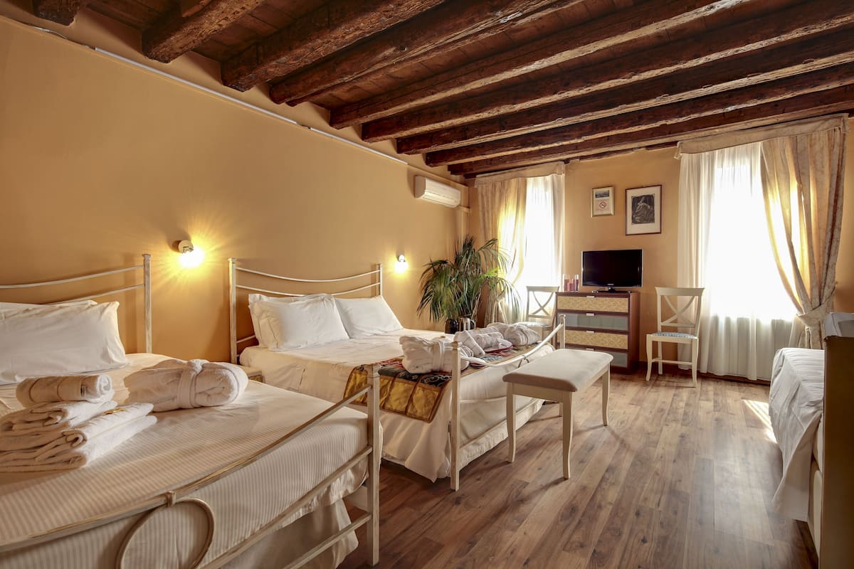 Coffres-forts dans les chambres, Wi-Fi gratuit, draps fournis