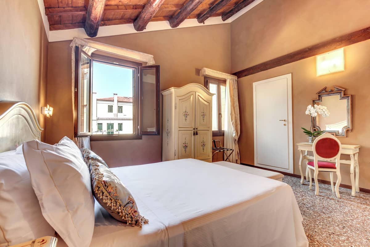 Down duvets, in-room safe, free WiFi, bed sheets