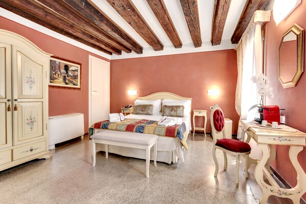 A bedroom with a bed, a bench, a chair, a desk, a dresser, and a mirror. - Ca' Riza (Venice)