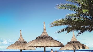 På stranden, vit sandstrand, gratis strandcabanor och solstolar