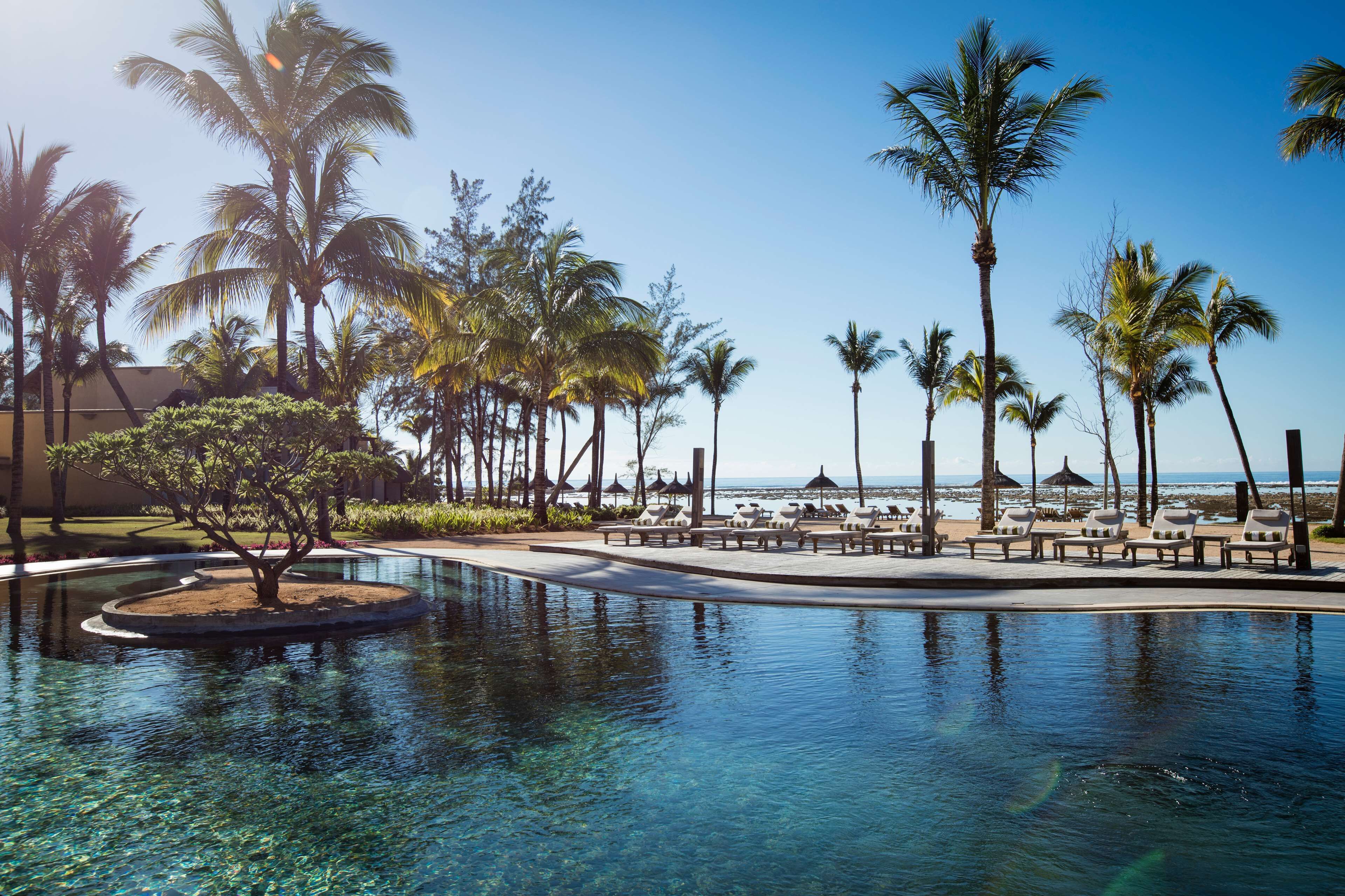4 piscinas al aire libre, sombrillas