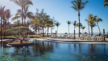 4 piscinas al aire libre, sombrillas