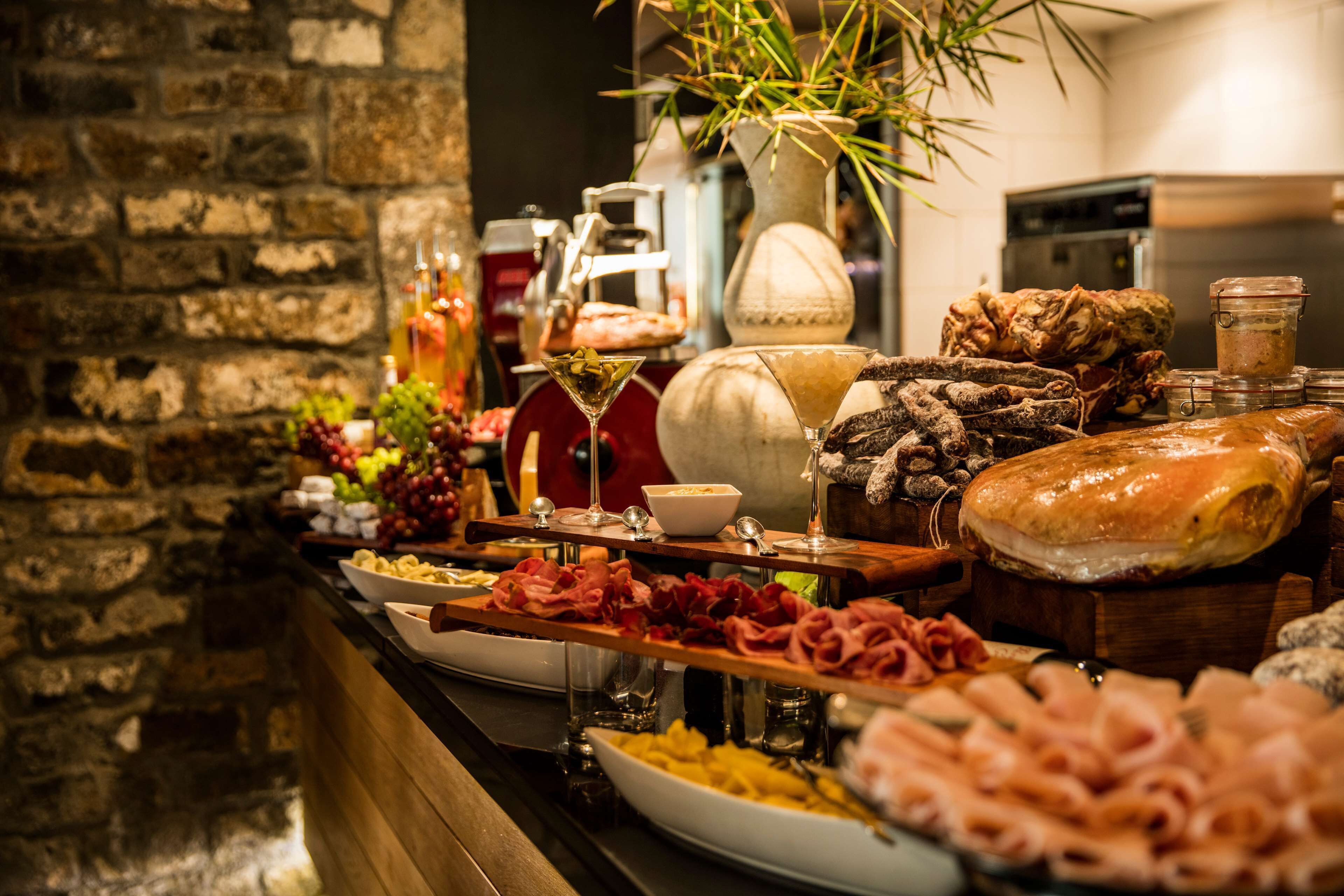 5 restaurants; breakfast, lunch, and dinner served