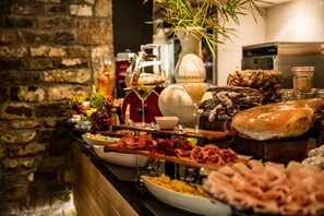 5 restaurants; breakfast, lunch, and dinner served