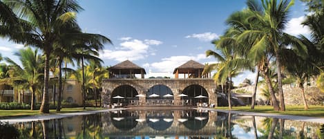 5 restaurants; breakfast, lunch, and dinner served