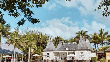 5 restaurants, breakfast, lunch, dinner served; international cuisine