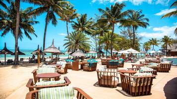 5 restaurants; breakfast, lunch and dinner served