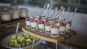 Se ofrece un desayuno continental (30 EUR por persona)