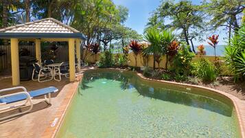 7 ulkouima-allasta, aurinkotuoleja