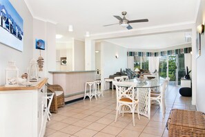 Individually decorated, individually furnished, soundproofing - On the Beach Holiday Apartments (Trinity Beach)