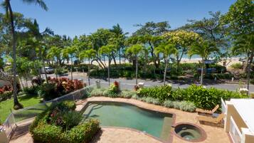 Standard-huoneisto, 1 makuuhuone, rannan lähellä | Sisä-/ulkouima-allas | 7 ulkouima-allasta, aurinkotuoleja