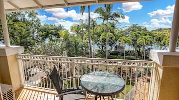Standard Apartment, 1 Bedroom, Beachfront | Breakfast area