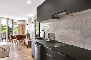 1 Bedroom Beachfront - Deluxe | Private kitchenette | Full-sized fridge, microwave, stovetop, coffee/tea maker - On the Beach Holiday Apartments (Trinity Beach)